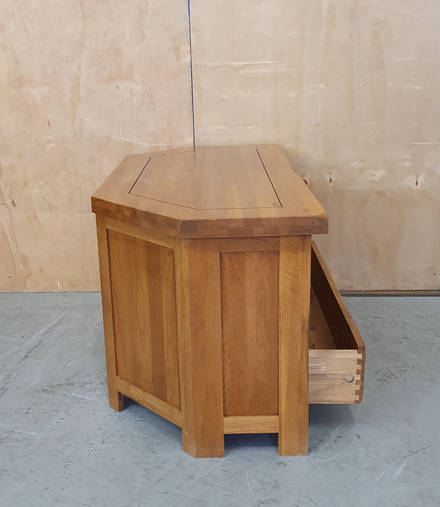 Solid Oak TV Stand with Drawer - EL104257