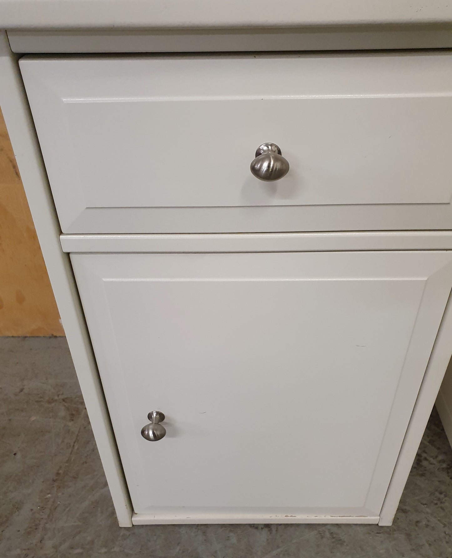 2 Matching White Wood Bedside Cabinets with 1 Drawer and 1 Door - 104677 / 104678
