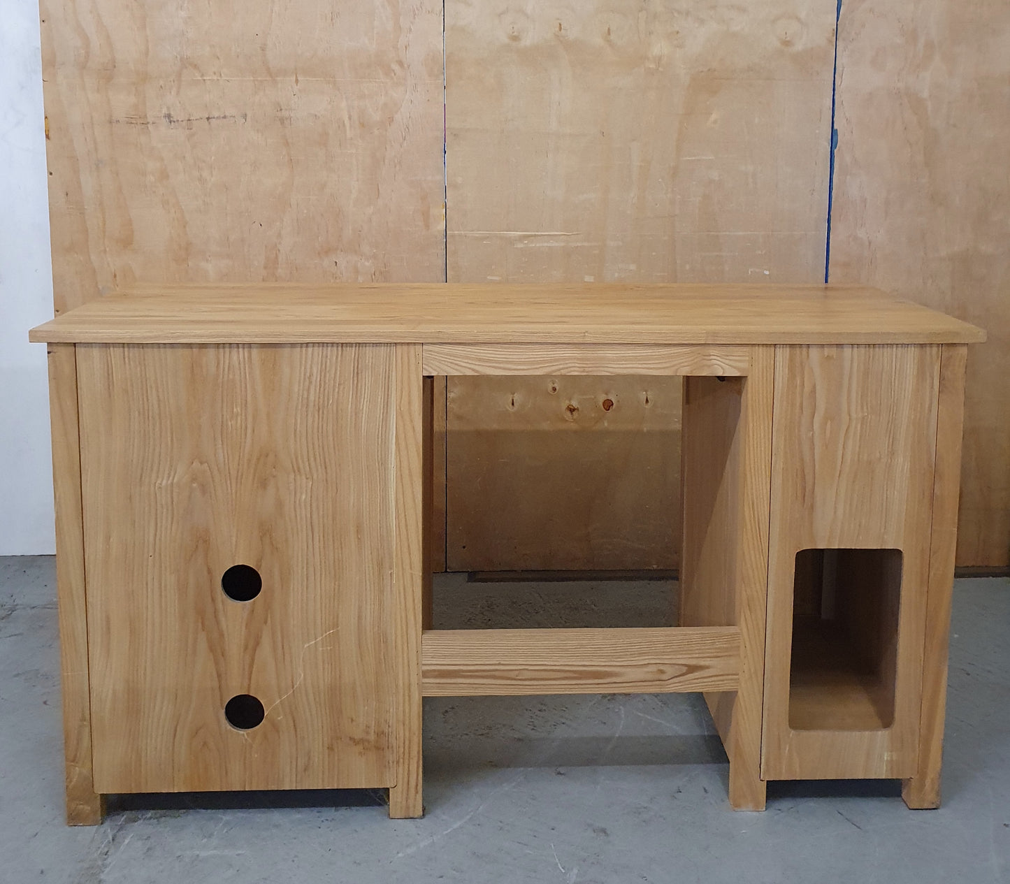 Large Solid Wood Desk with Pull Out Mid Section 1 Drawer and 2 Doors - 103860
