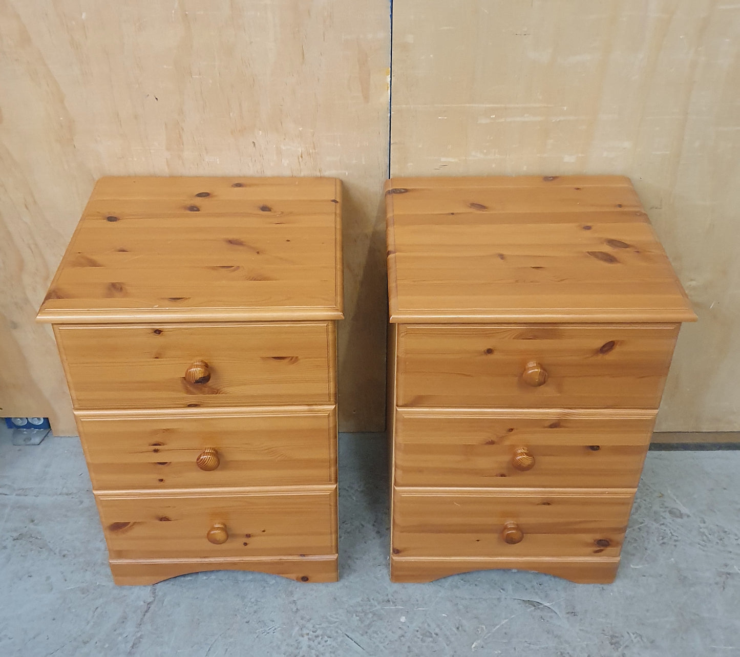 2 Matching 3 Drawer Pine Bedside Cabinets - EL104526 / EL104527