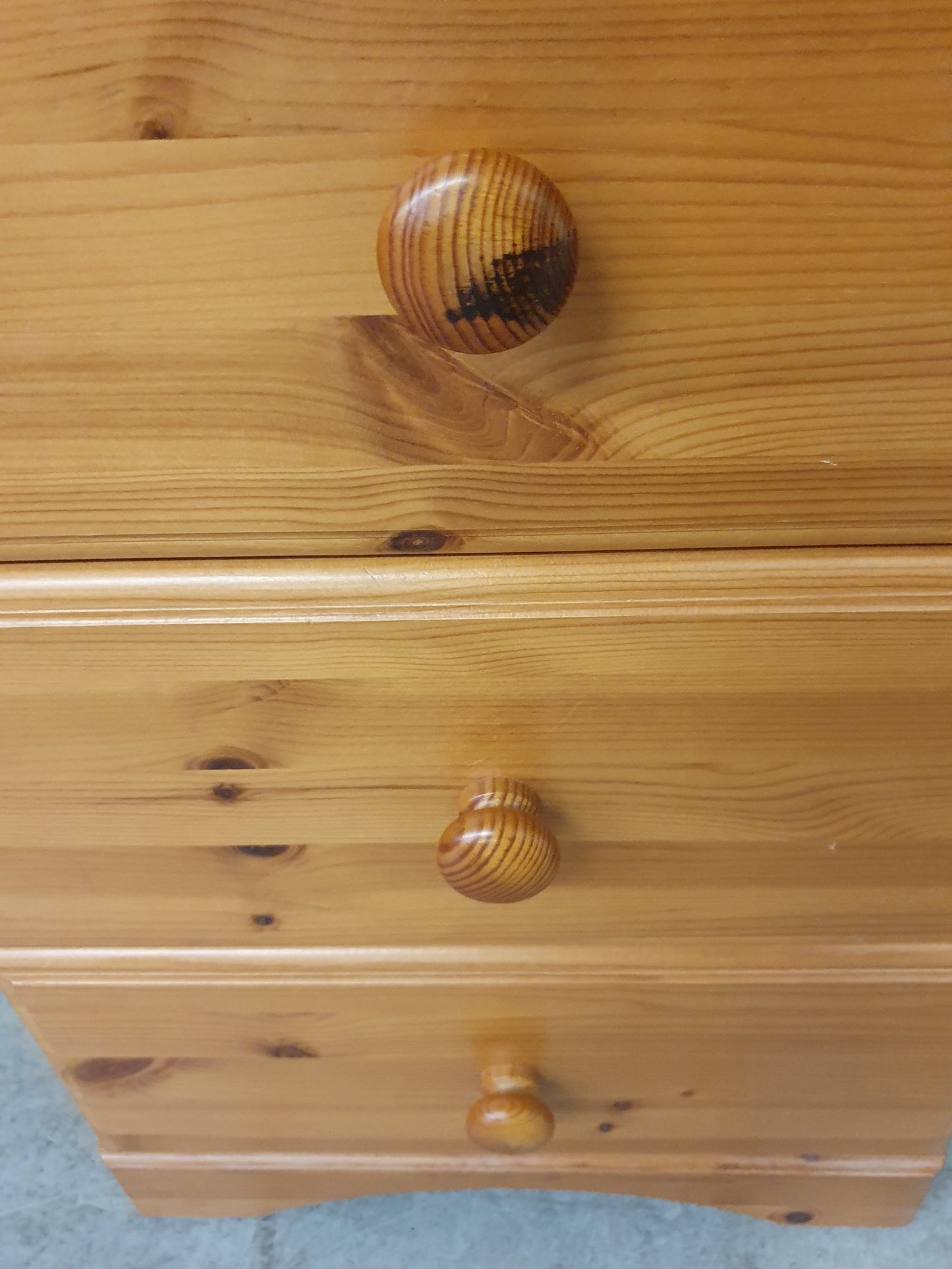 2 Matching 3 Drawer Pine Bedside Cabinets - EL104526 / EL104527
