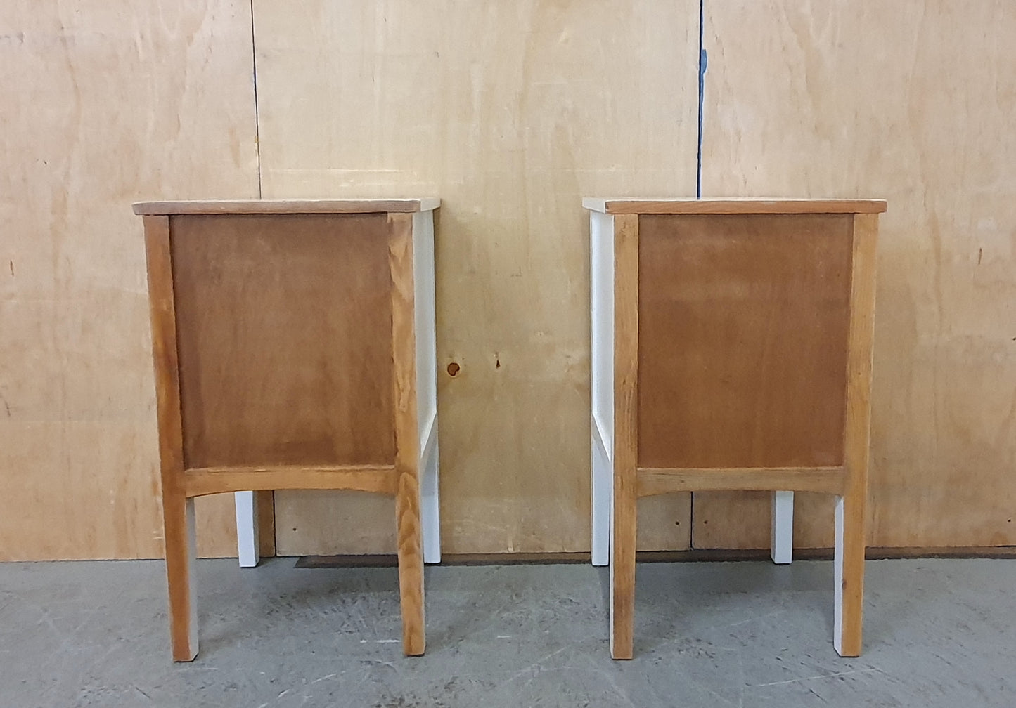 2 Matching White Wood Bedside Cabinets with 1 Drawer and 1 Door - 104175 / 104176