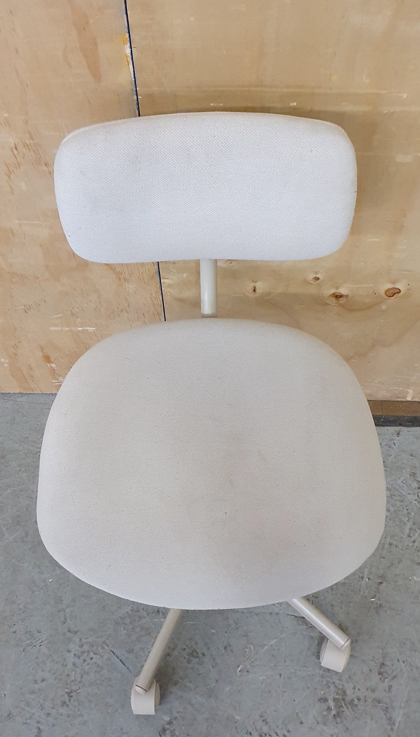 Small Grey Height Adjustable Office Chair on Castor Wheels - EL104352