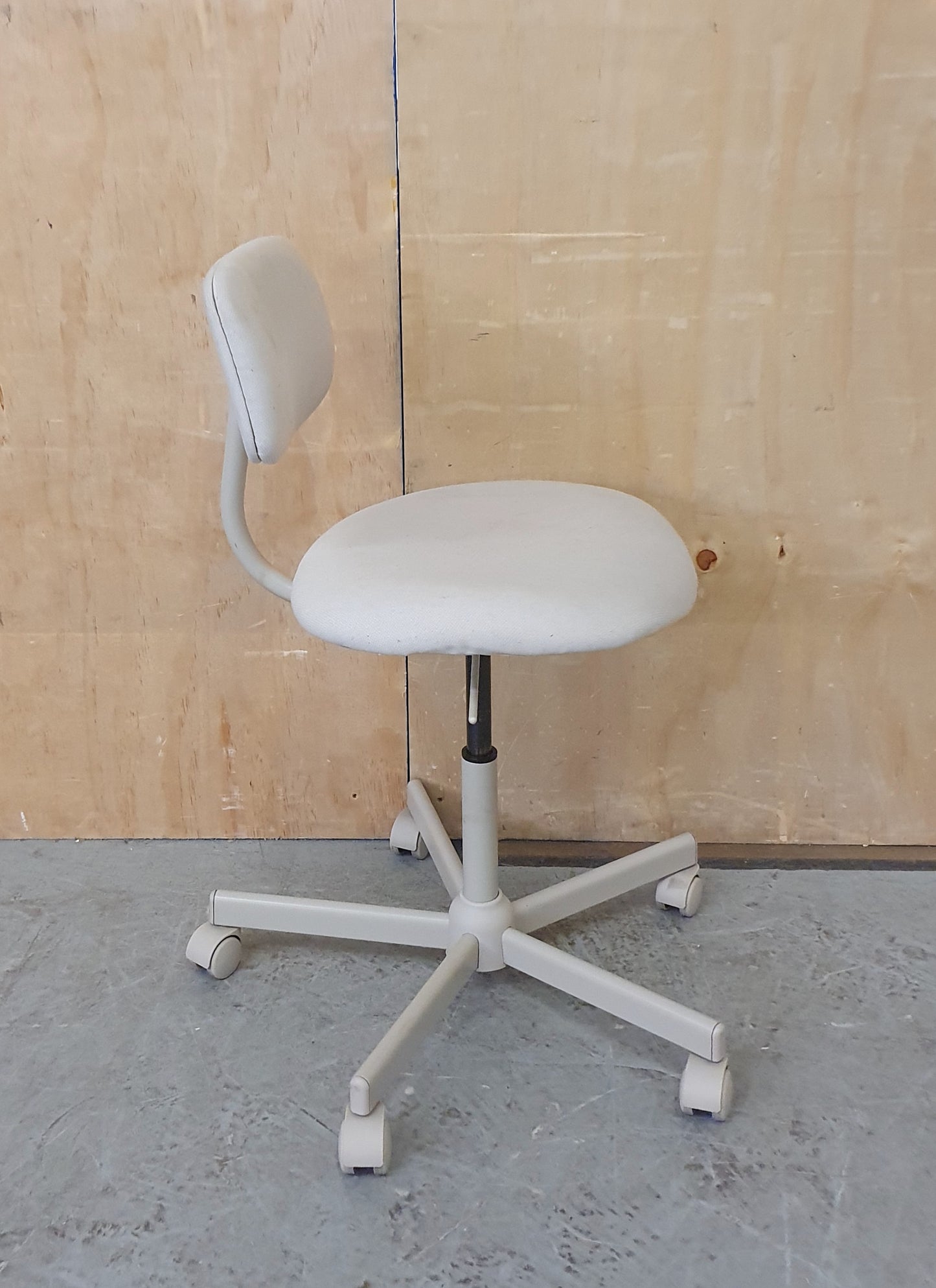 Small Grey Height Adjustable Office Chair on Castor Wheels - EL104352
