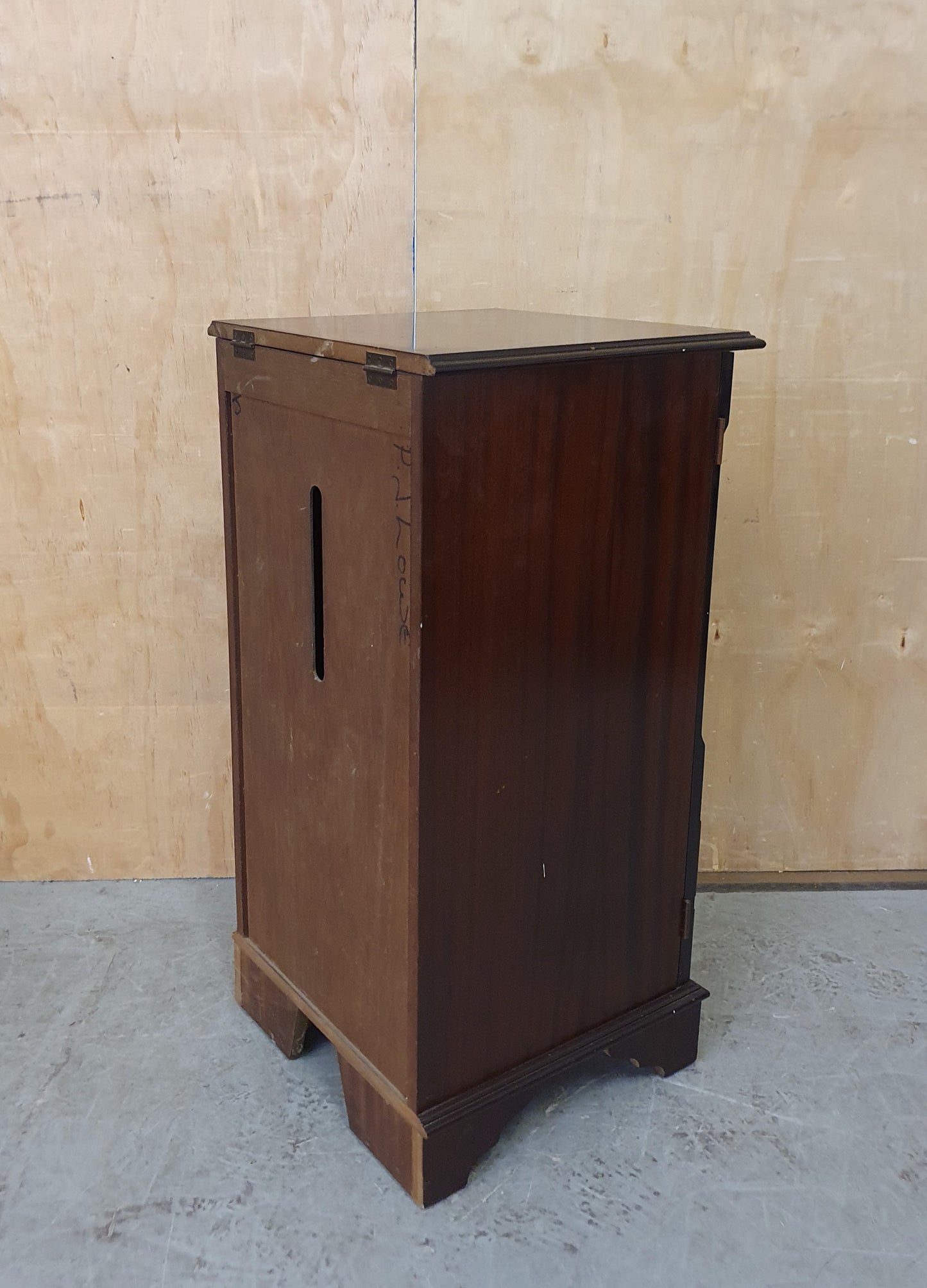 Mahogany Cabinet with Open Top Lid - 104420
