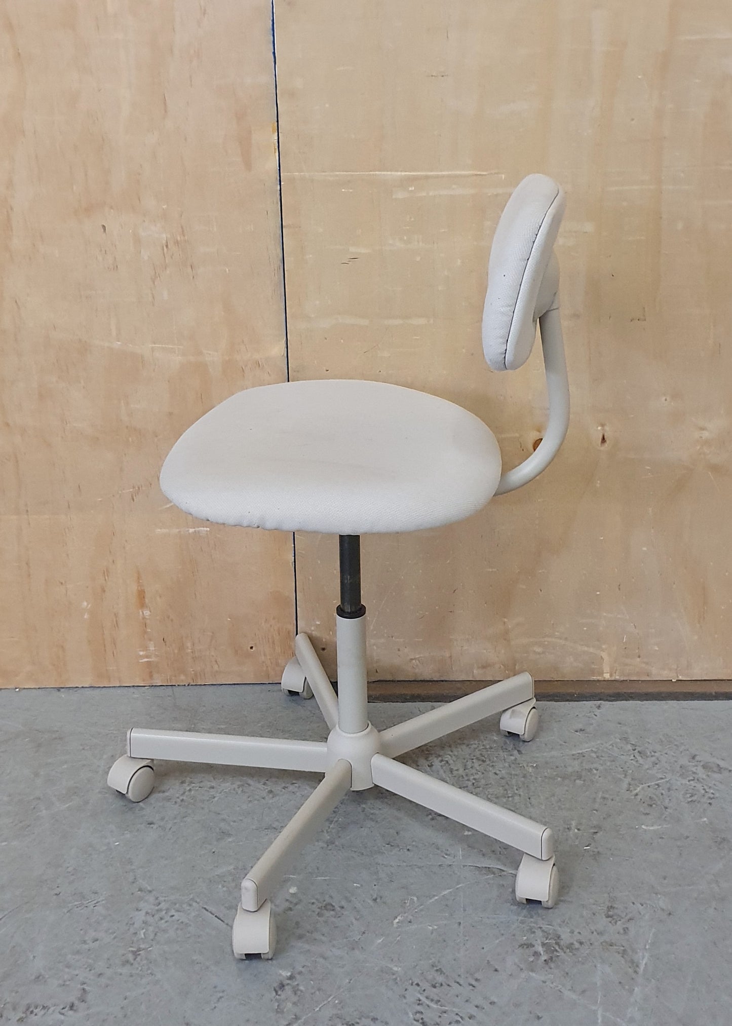 Small Grey Height Adjustable Office Chair on Castor Wheels - EL104352