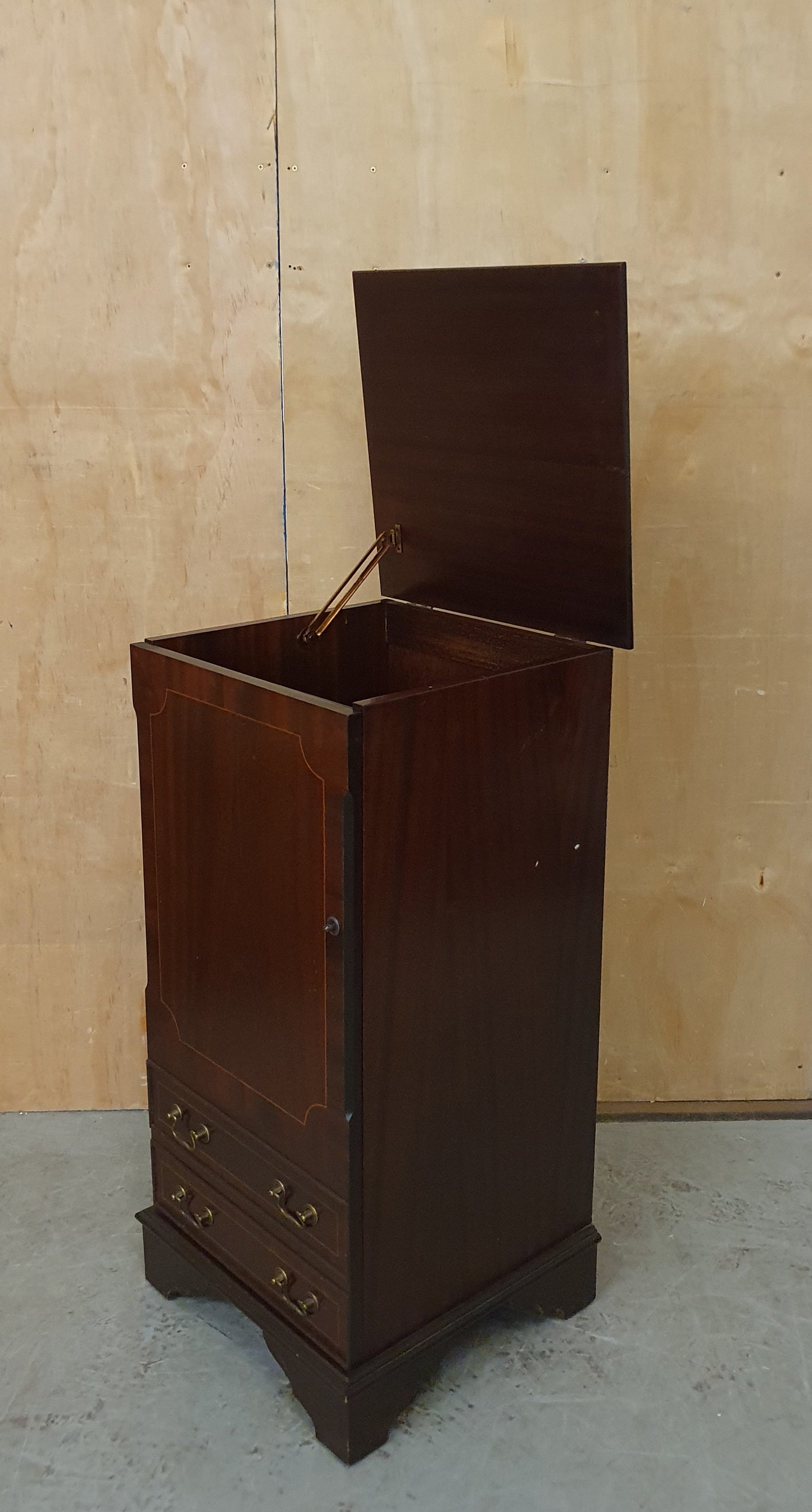 Mahogany Cabinet with Open Top Lid - 104420