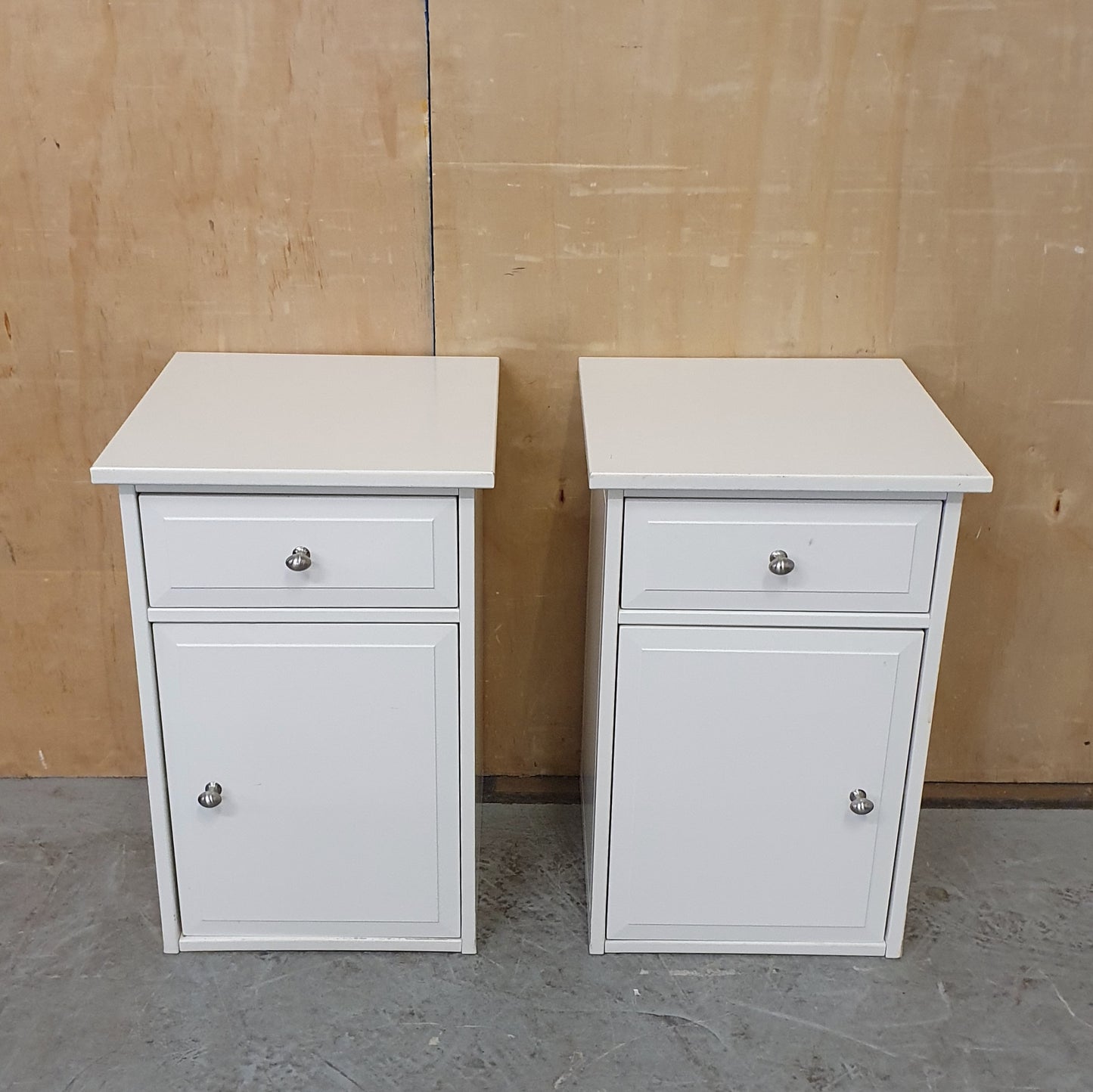 2 Matching White Wood Bedside Cabinets with 1 Drawer and 1 Door - 104677 / 104678