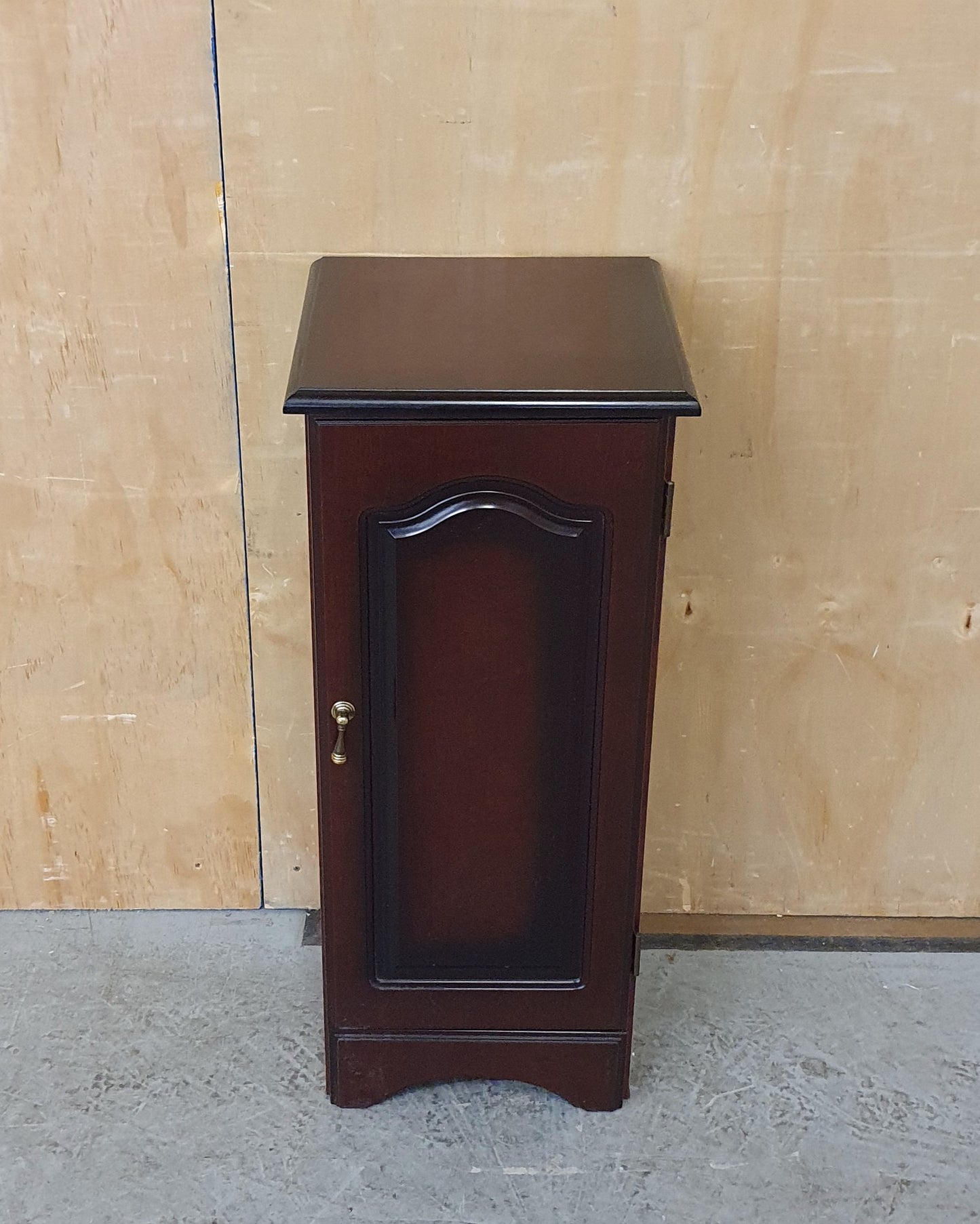Small Mahogany Cabinet with 1 Door and 2 Internal Shelves - EL104445