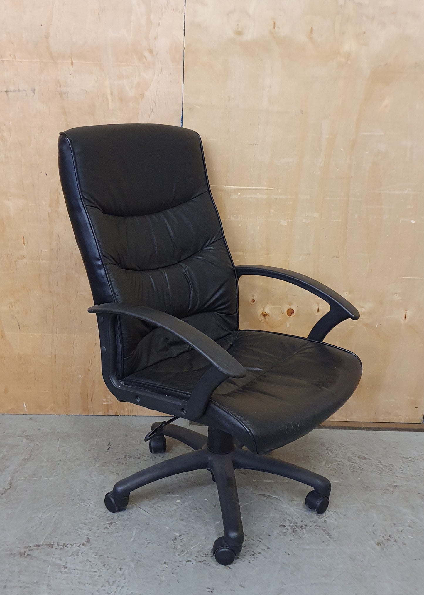 Black Leather Office Chair with Chrome Frame - EL104440