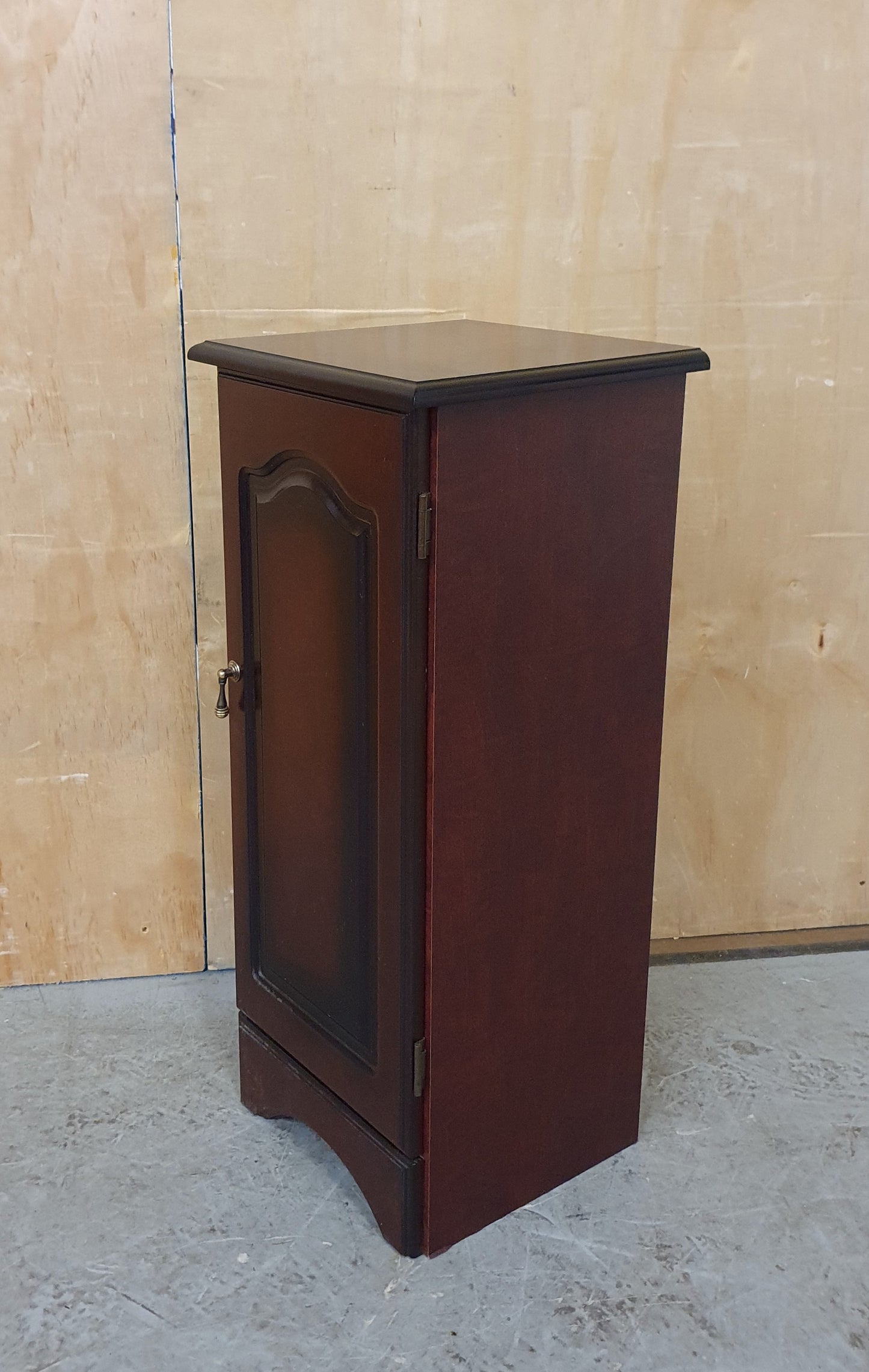 Small Mahogany Cabinet with 1 Door and 2 Internal Shelves - EL104445
