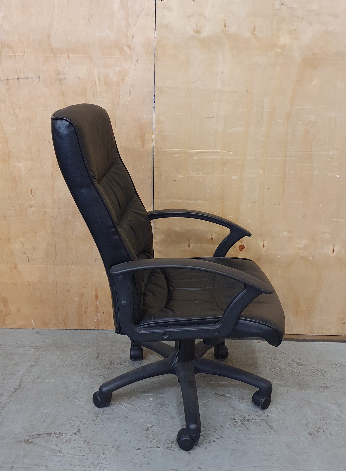 Black Leather Office Chair with Chrome Frame - EL104440