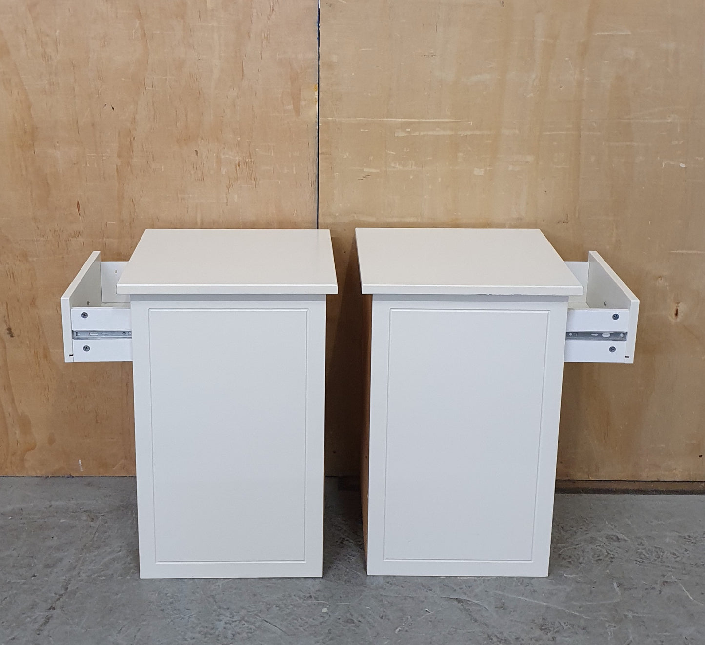 2 Matching White Wood Bedside Cabinets with 1 Drawer and 1 Door - 104677 / 104678
