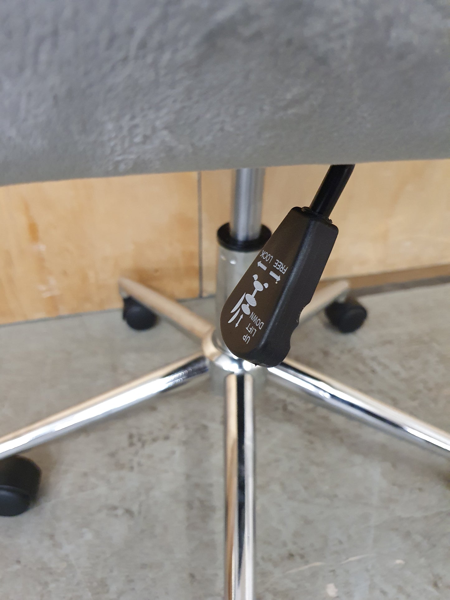Grey Velvet Modern Height Adjustable Office Chair on Castor Wheels - EL104439