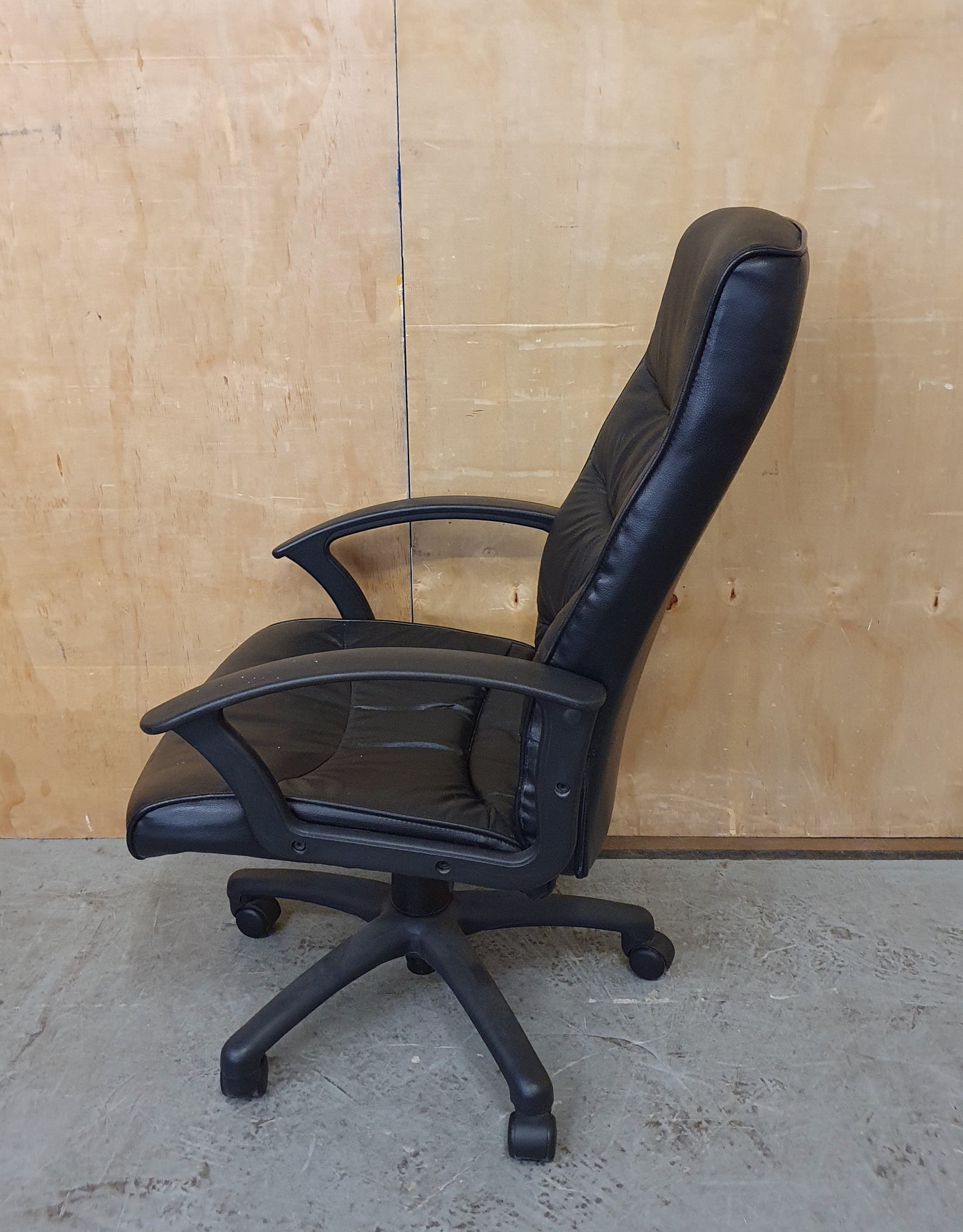 Black Leather Office Chair with Chrome Frame - EL104440