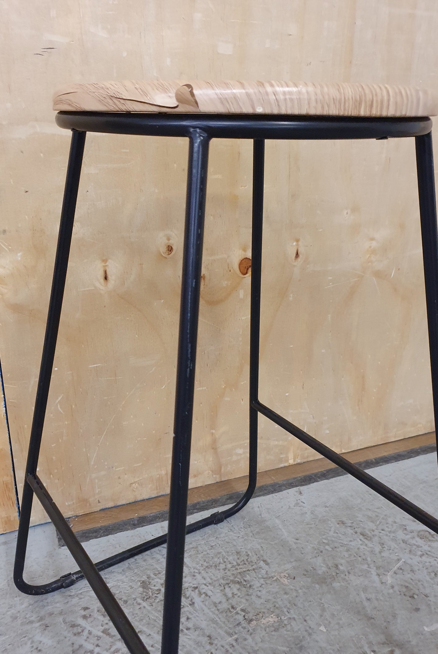 Single Round Wood Seat Bar Stool with Black Metal Frame - 104166
