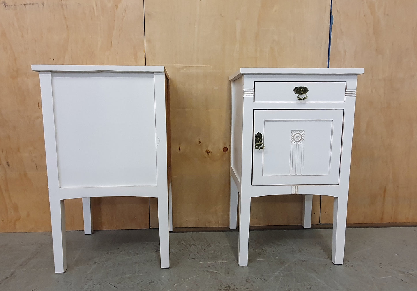 2 Matching White Wood Bedside Cabinets with 1 Drawer and 1 Door - 104175 / 104176