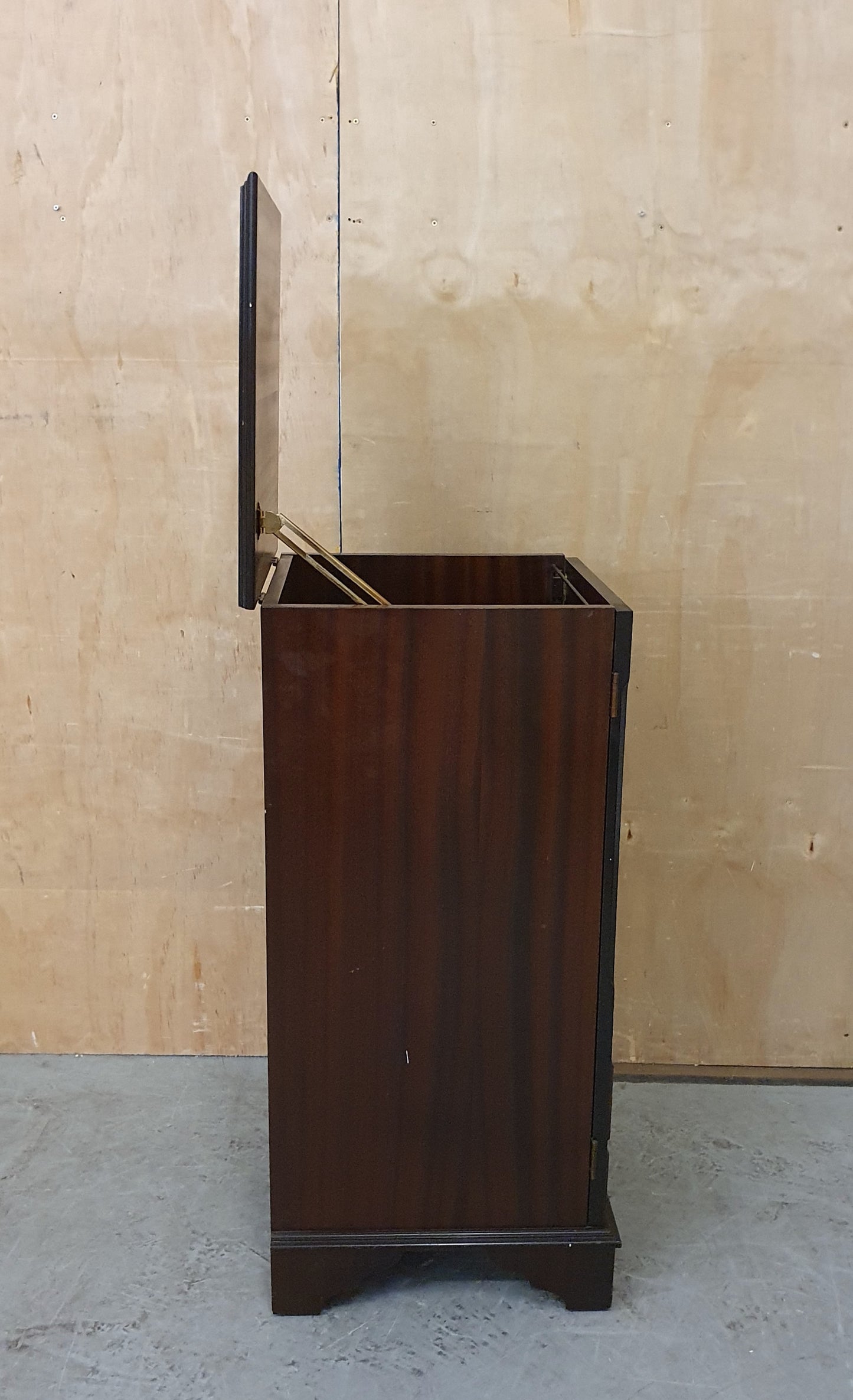 Mahogany Cabinet with Open Top Lid - 104420