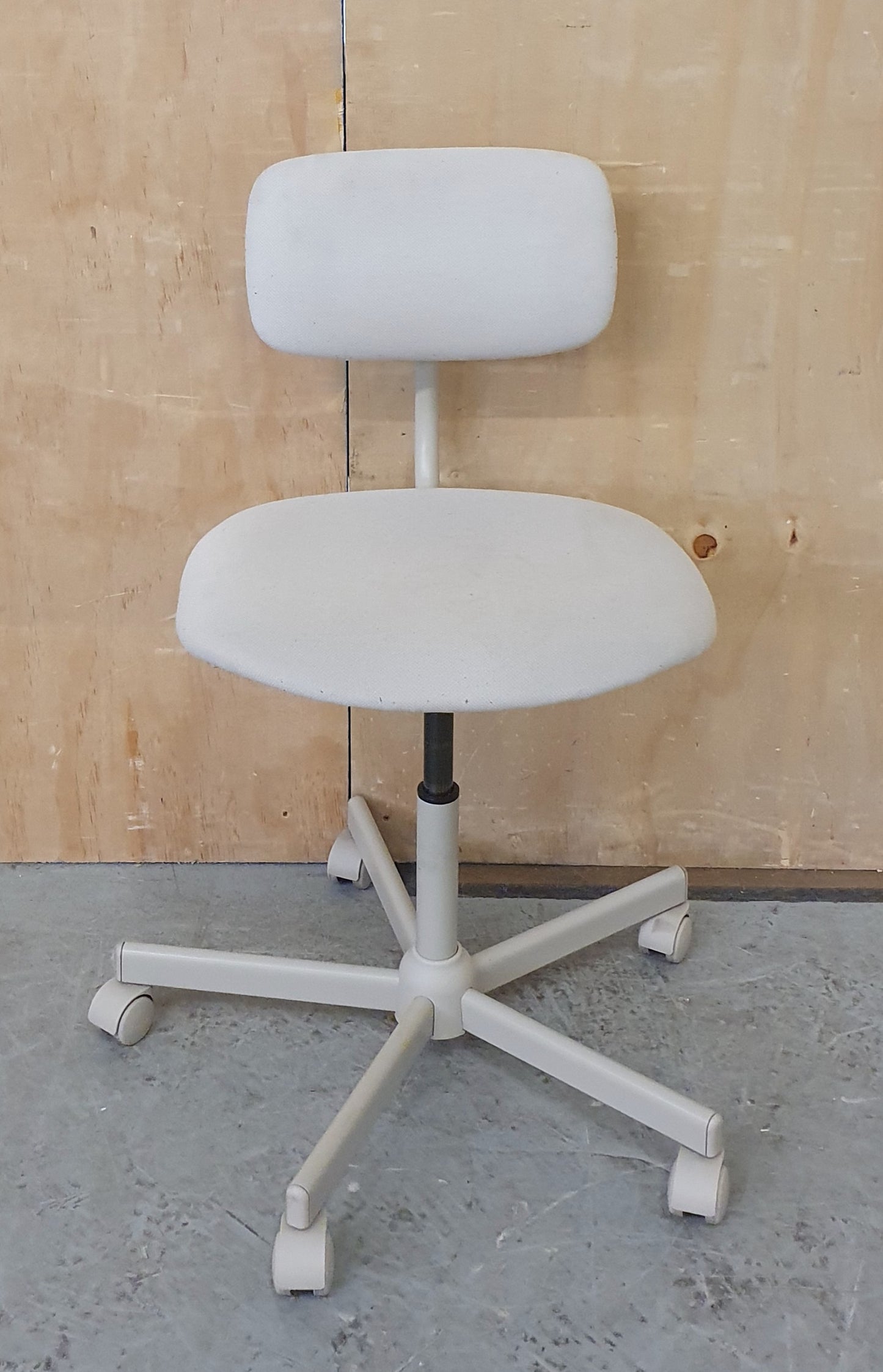 Small Grey Height Adjustable Office Chair on Castor Wheels - EL104352