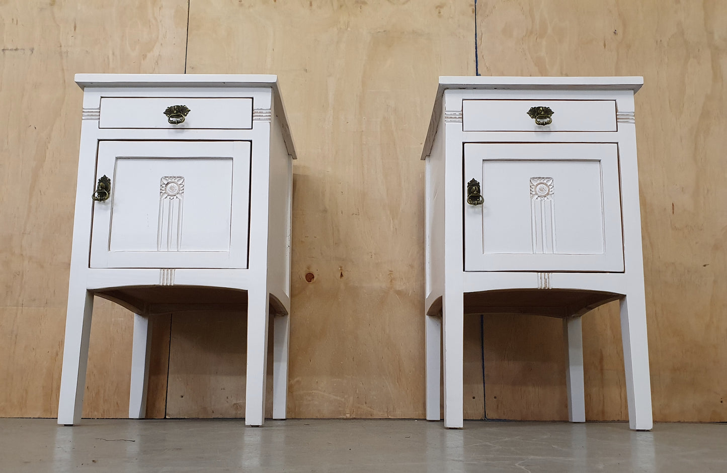 2 Matching White Wood Bedside Cabinets with 1 Drawer and 1 Door - 104175 / 104176