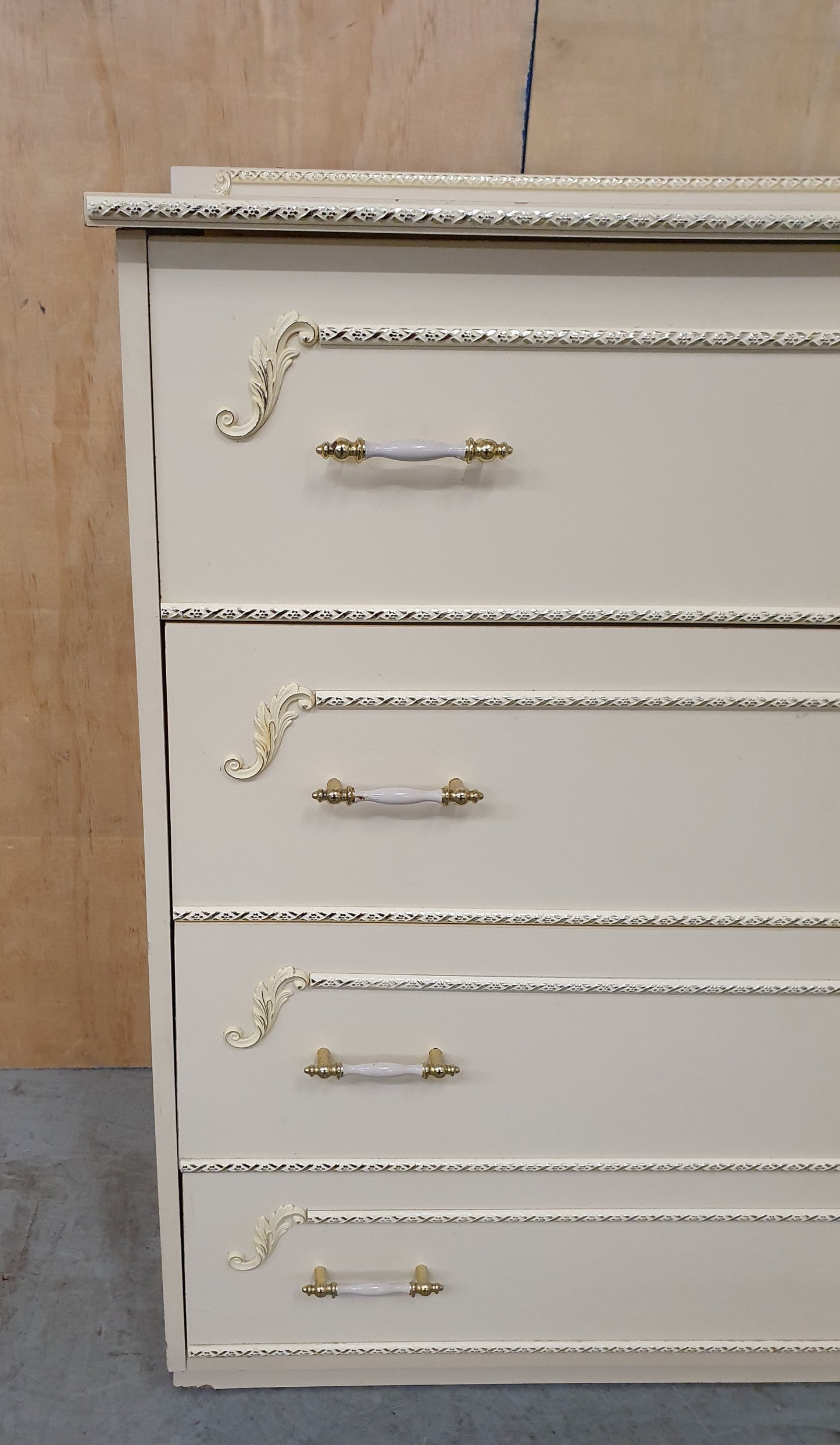 Cream Vintage 4 Drawer Chest of Drawers with Gold Detailing on Drawers and Top Edge - EL103122