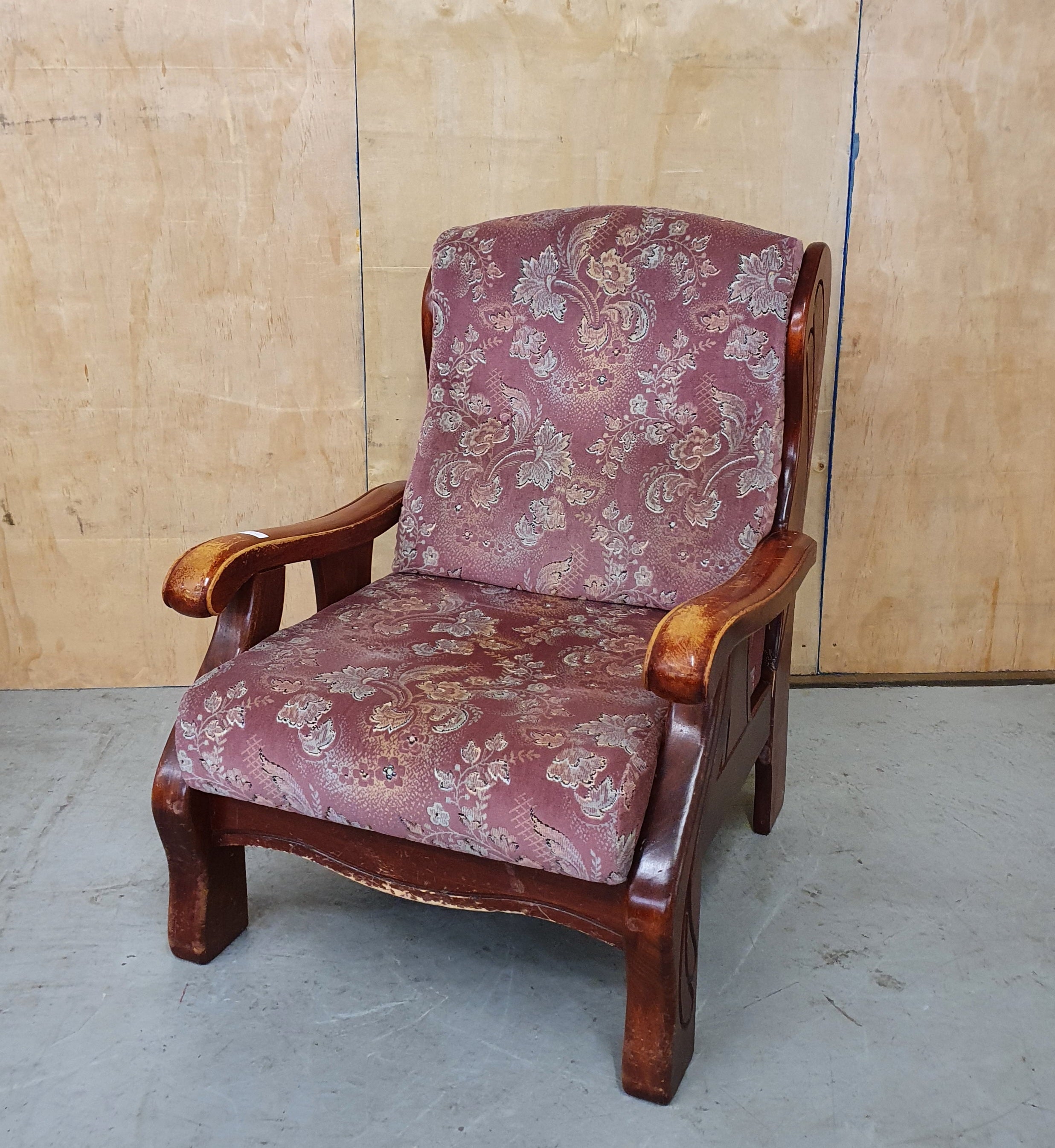 Morris chair with on sale lion head arms