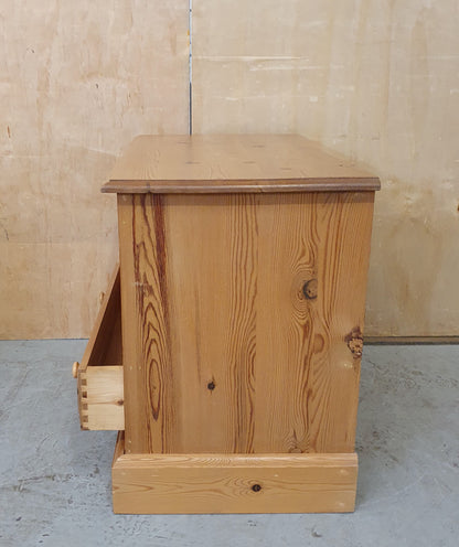 Small Pine TV Stand with Decorative Edges and 1 Bottom Drawer - EL104070