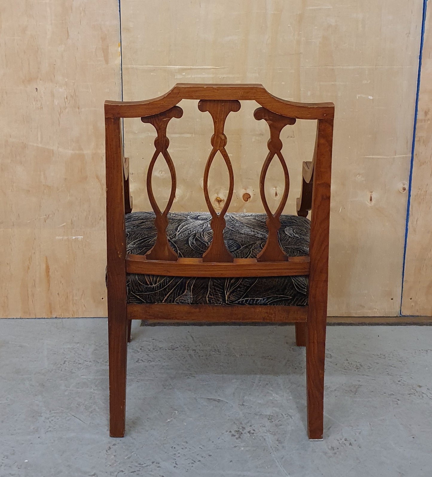 Single Wooden Chair with Decorative Back and Velvet Seat - EL103073