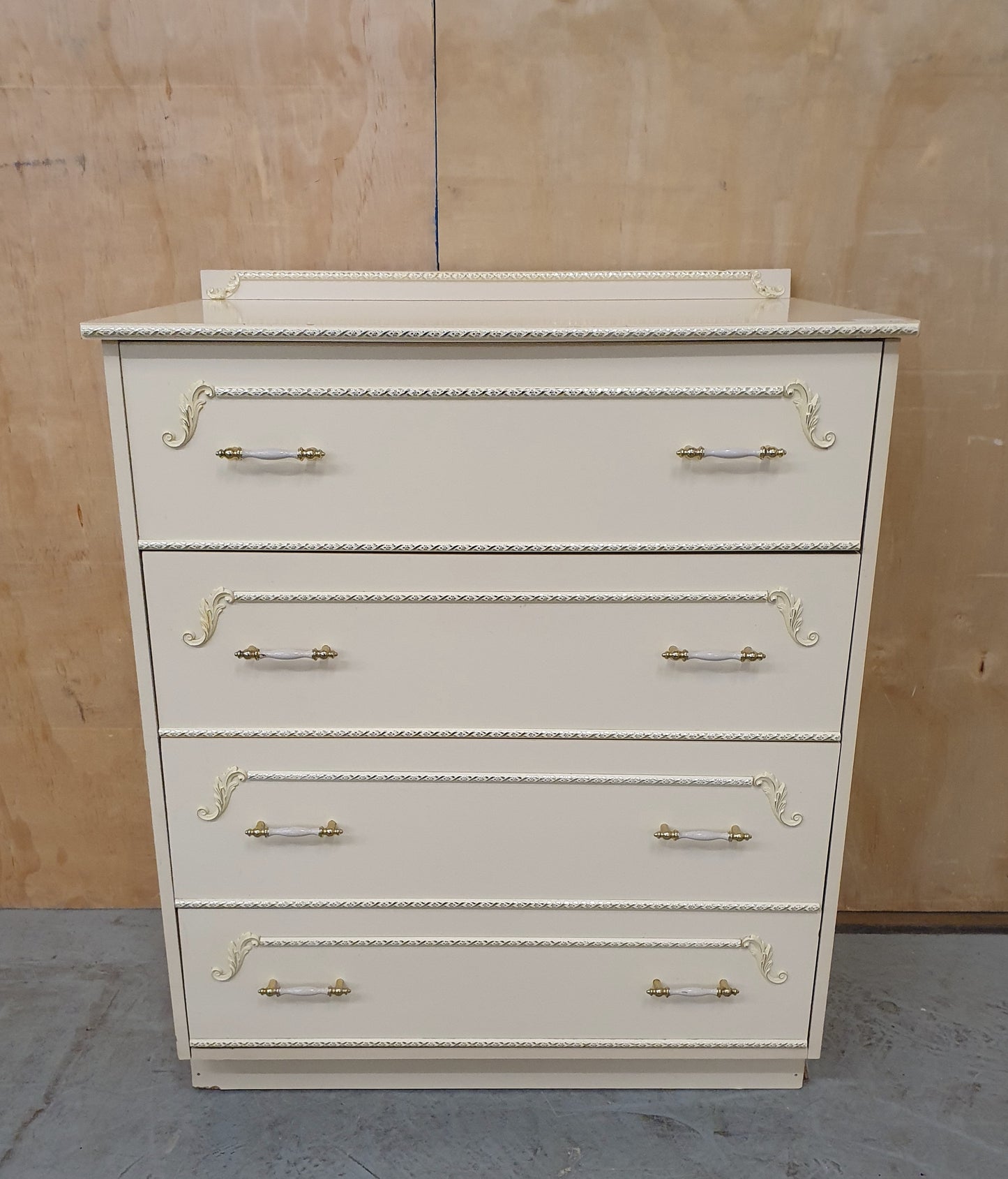 Cream Vintage 4 Drawer Chest of Drawers with Gold Detailing on Drawers and Top Edge - EL103122