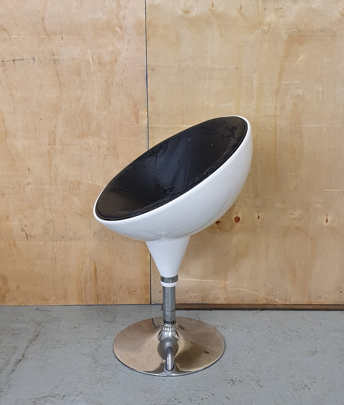 Egg Chair with Adjustable Height - 101570