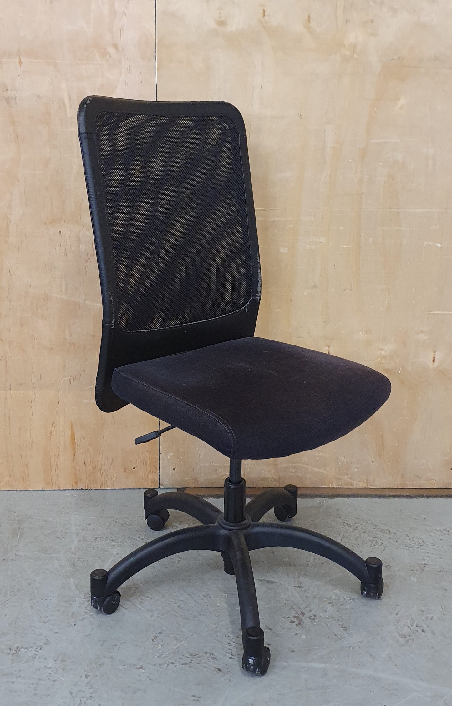 Black Mesh Back Office Chair on Wheels with Adjustable Height - 102442