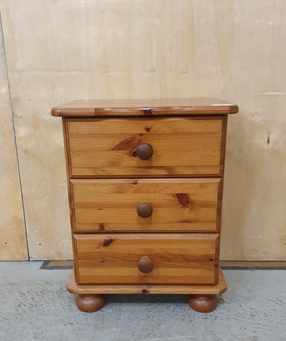 3 Drawer Pine Bedside Cabinetwith Rounded Feet - EL103117