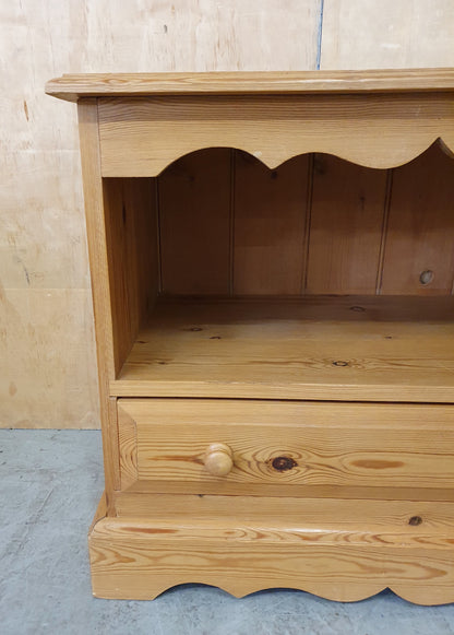 Small Pine TV Stand with Decorative Edges and 1 Bottom Drawer - EL104070