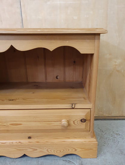 Small Pine TV Stand with Decorative Edges and 1 Bottom Drawer - EL104070