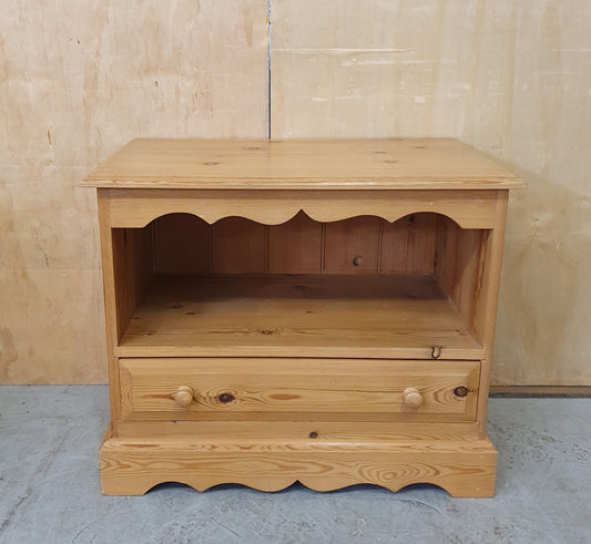 Small Pine TV Stand with Decorative Edges and 1 Bottom Drawer - EL104070