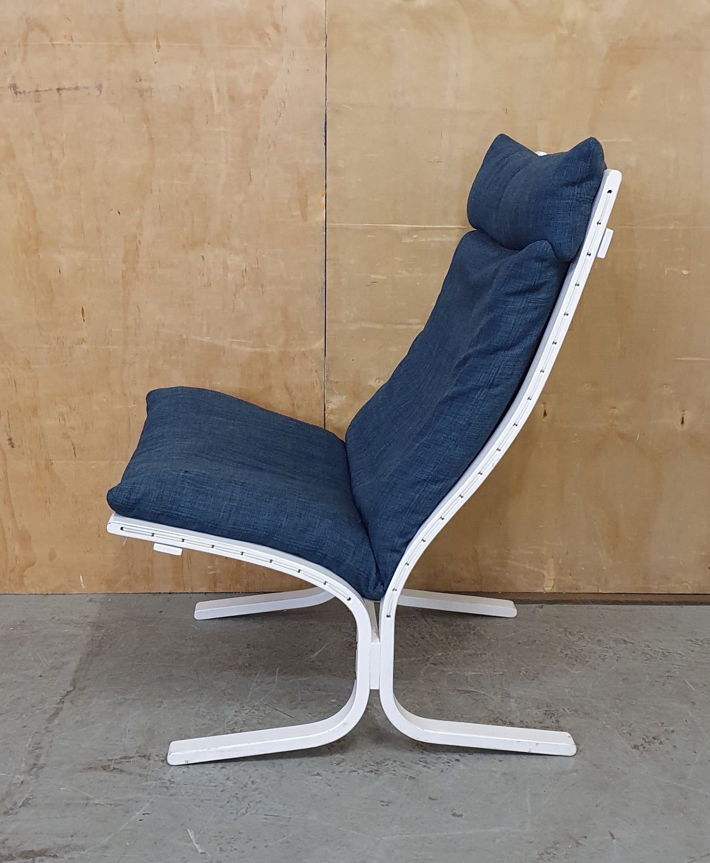 White Wood Easy Chair with Removable Seat Cushion and Head Rest - 100232