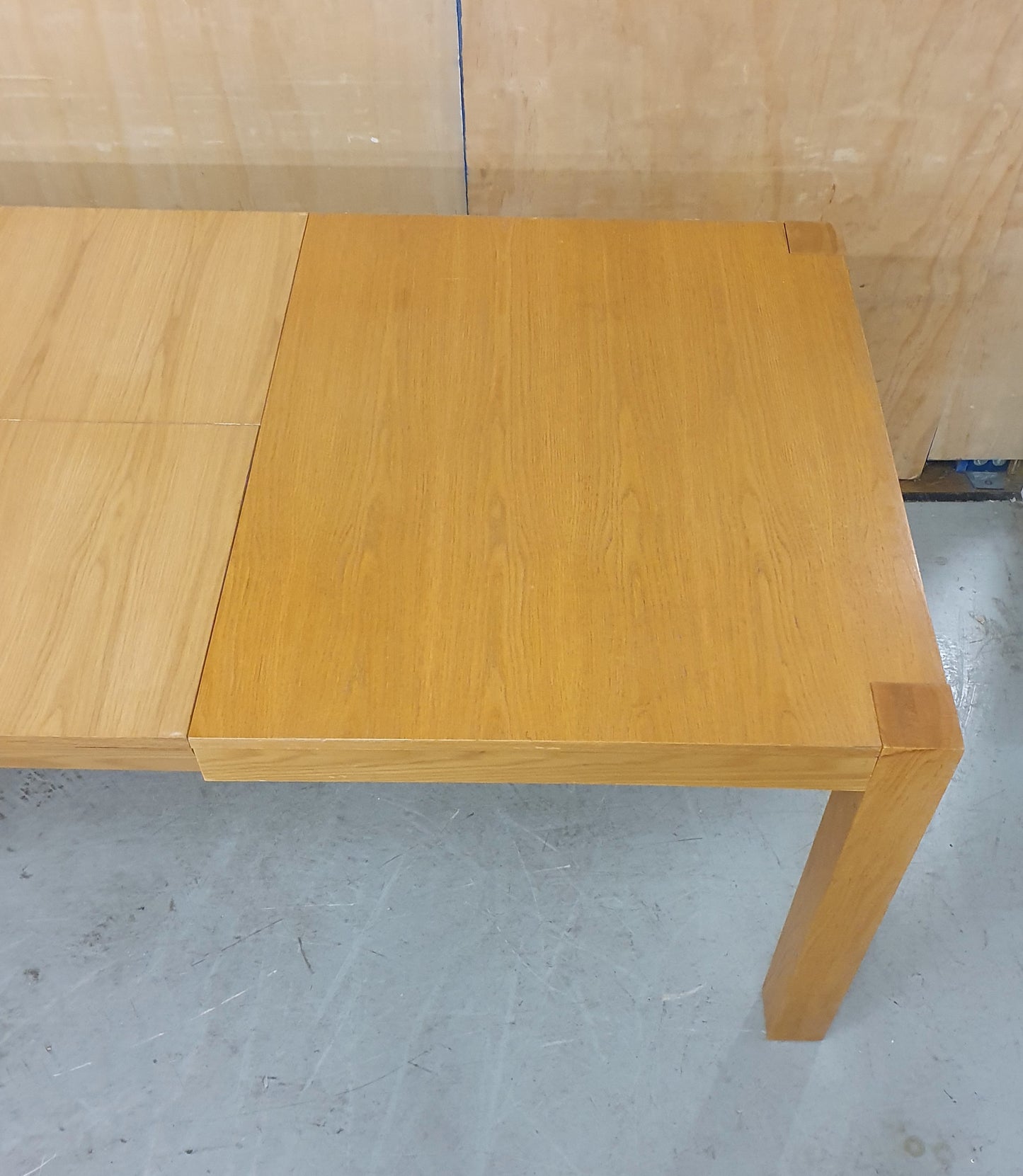 Large Oak Extendable Dining Table - EL104582