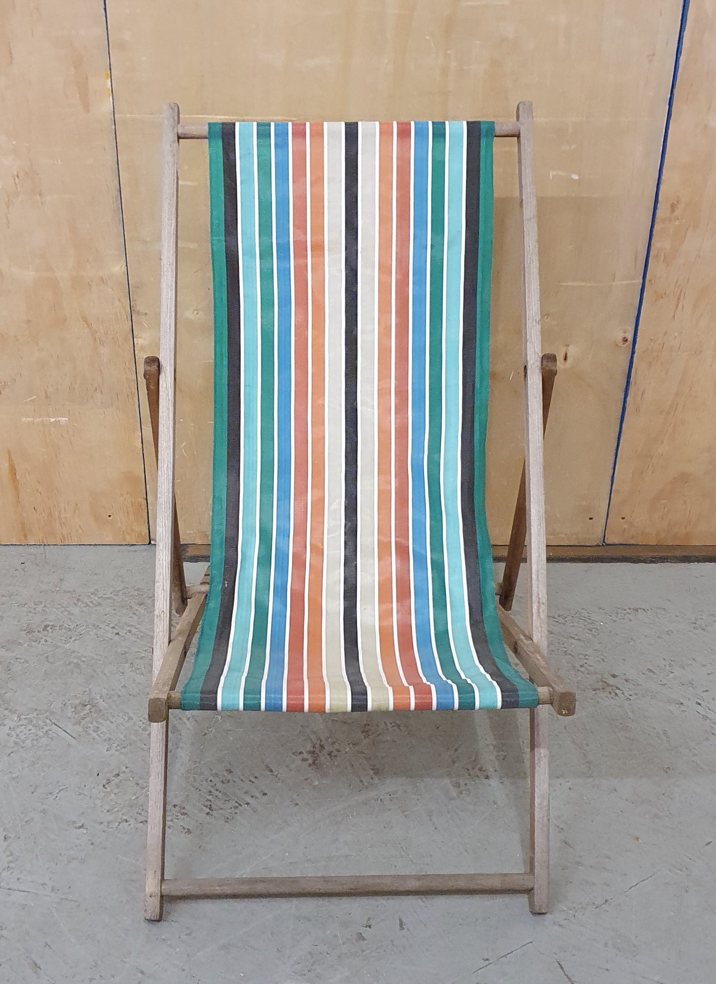 Striped Folding Deck Chair - EL102905