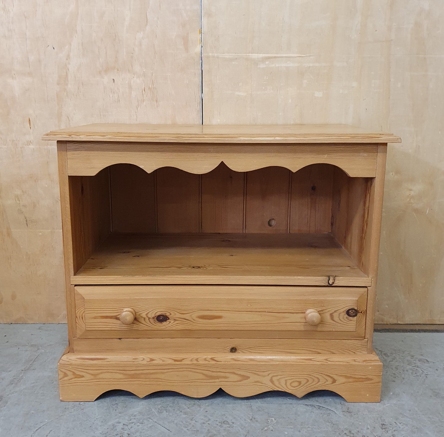 Small Pine TV Stand with Decorative Edges and 1 Bottom Drawer - EL104070