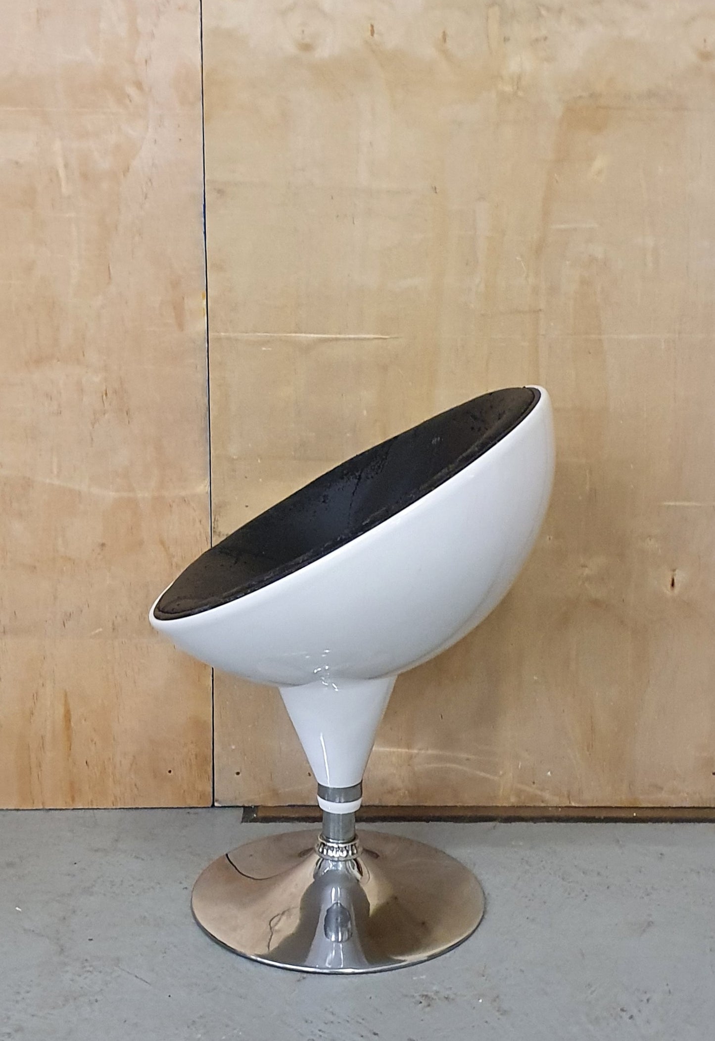 Egg Chair with Adjustable Height - 101570