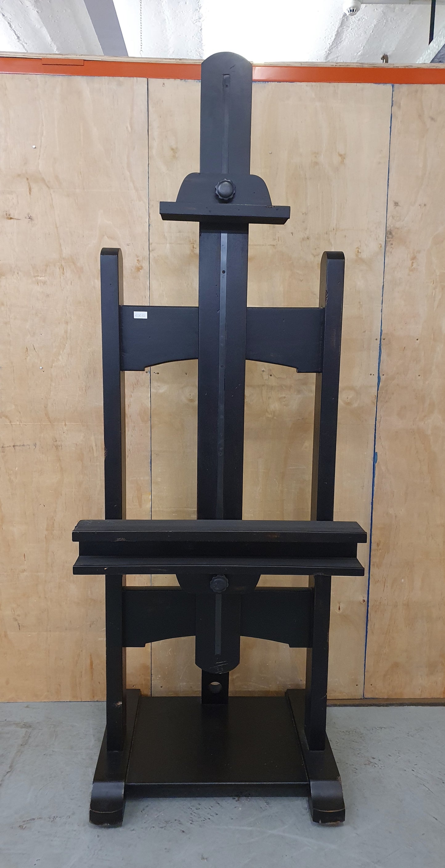 Black Wooden Giant Easel -103032