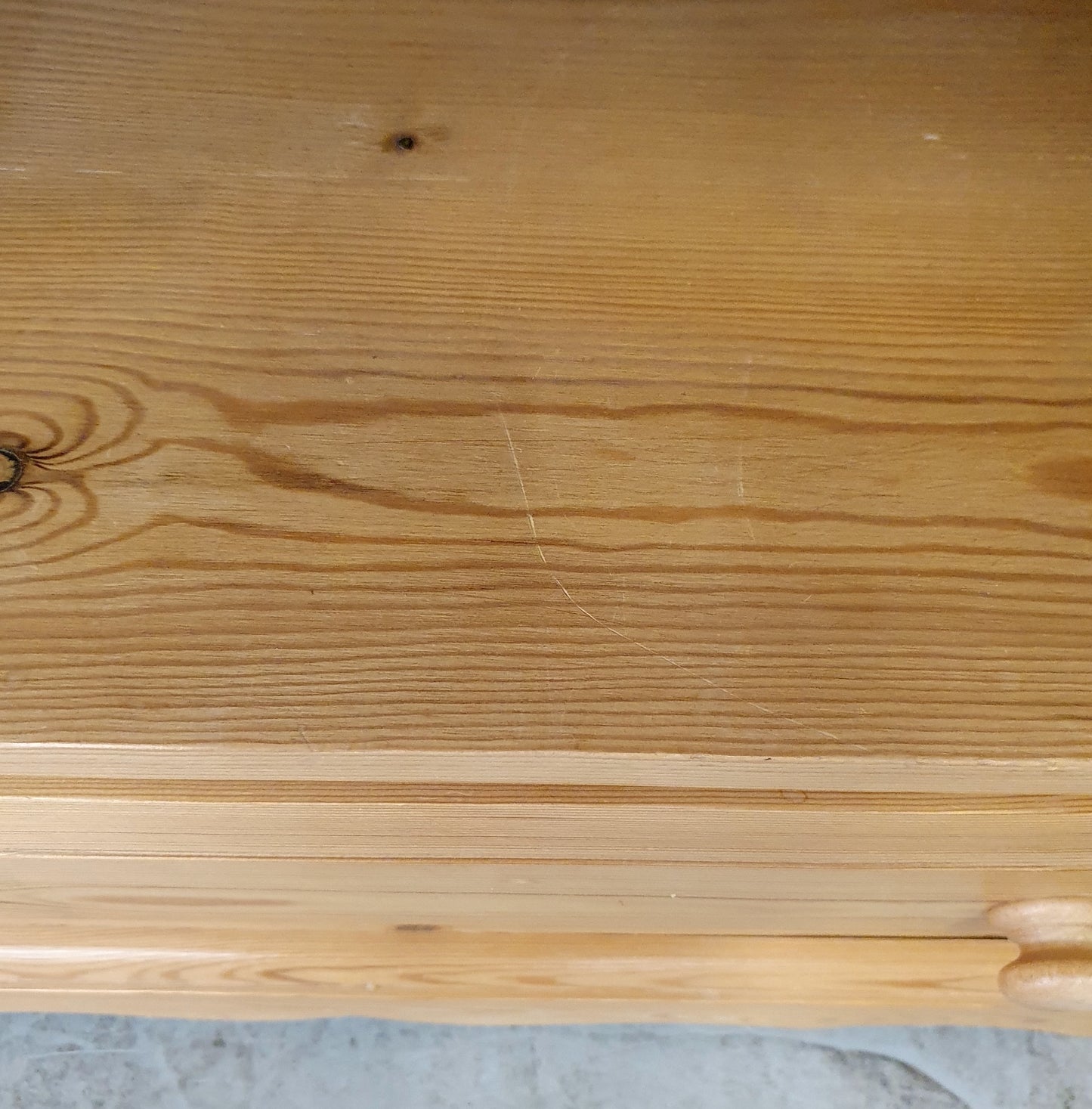Small Pine TV Stand with Decorative Edges and 1 Bottom Drawer - EL104070