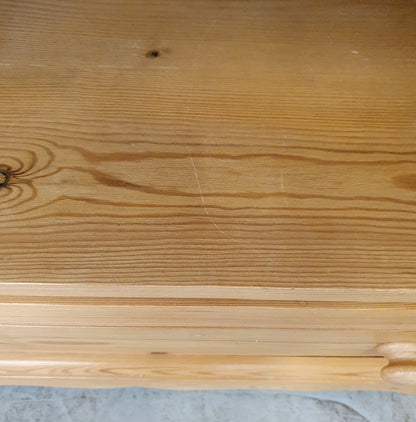 Small Pine TV Stand with Decorative Edges and 1 Bottom Drawer - EL104070