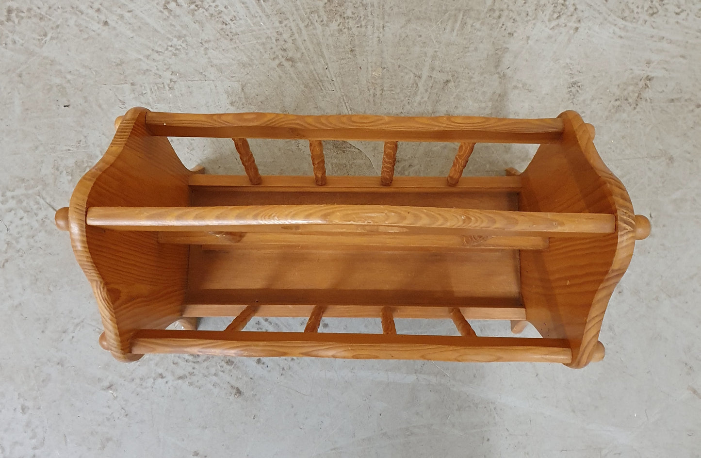 Pine Magazine Rack - 201024-03