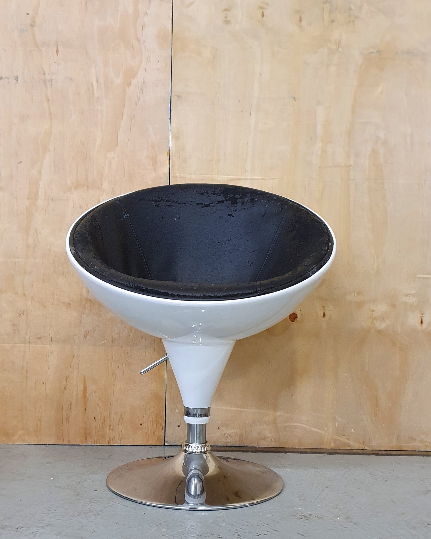 Egg Chair with Adjustable Height - 101570