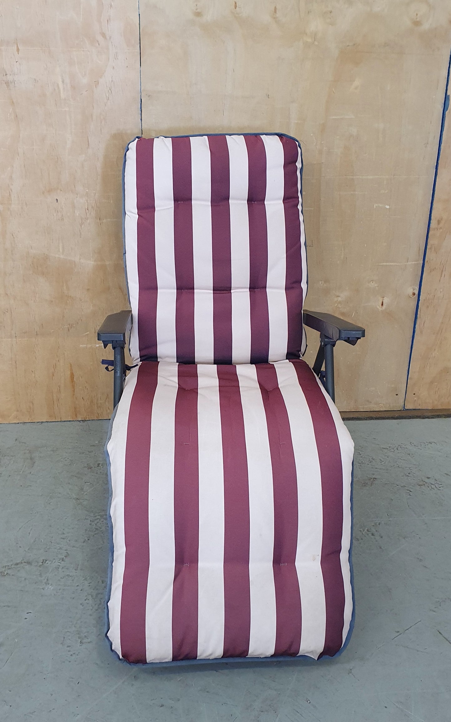 Striped Maroon Cushioned Seat Extendable Garden Lounger - EL102807