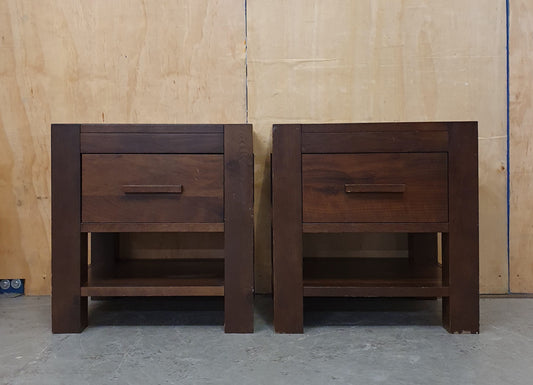 2 Matching Mahogany Bedside Cabinets with 1 Drawer and Bottom Shelf - 104644 / 104645