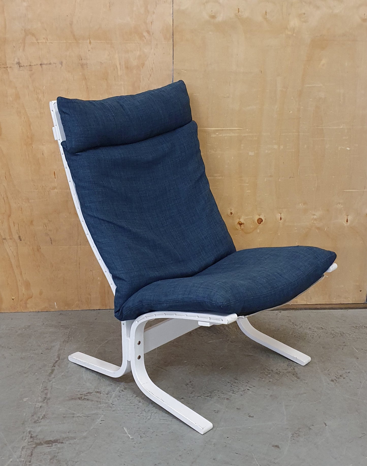 White Wood Easy Chair with Removable Seat Cushion and Head Rest - 100232