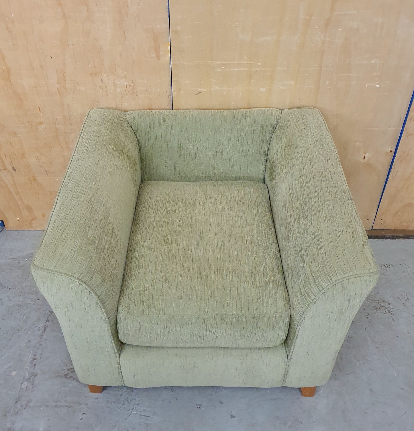 Single Green Armchair with Wooden Feet - 104675