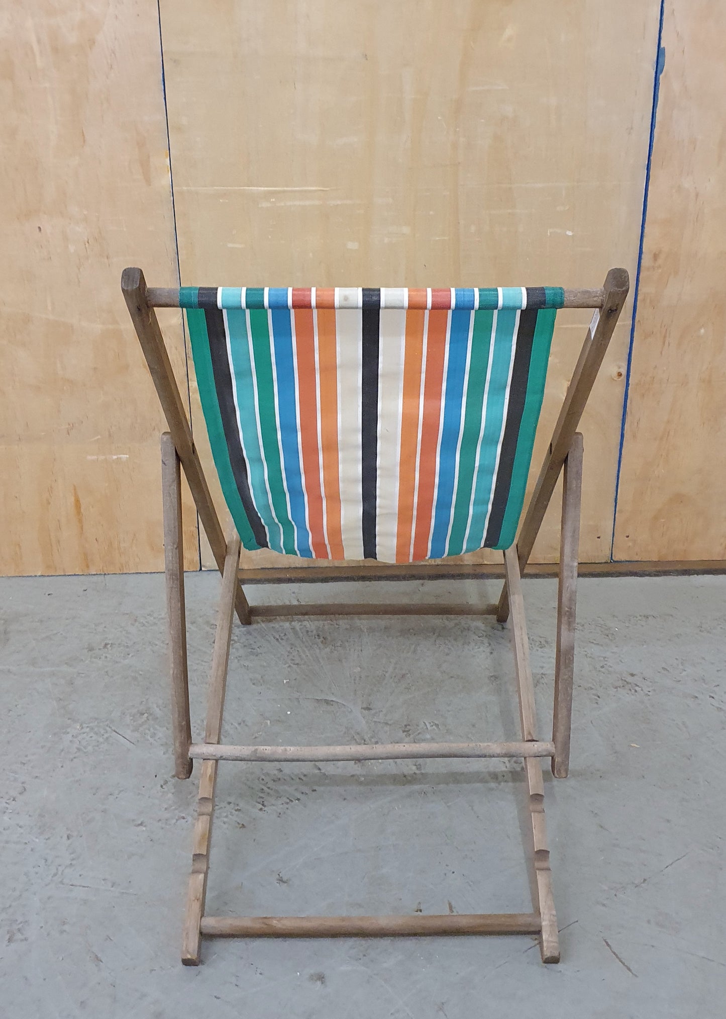 Striped Folding Deck Chair - EL102905